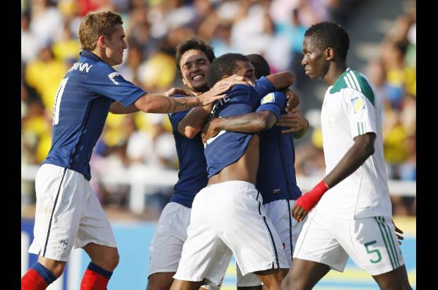 Reuters - Goles de Alexandre Lacazette y Guieda Fofana en la pr&#243;rroga encaminaron a Francia a la victoria este domingo por 3-2 ante Nigeria y atrap&#243; el pase a las semifinales del Mundial sub-20.