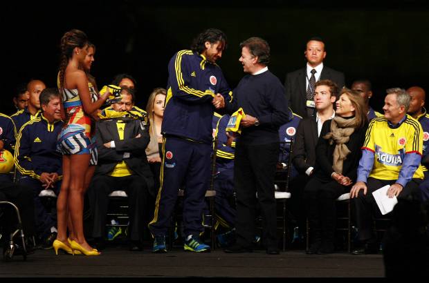 Colprensa - La bandera fue recibida por el capitán de la selección Colombia, Mario Alberto Yepes.