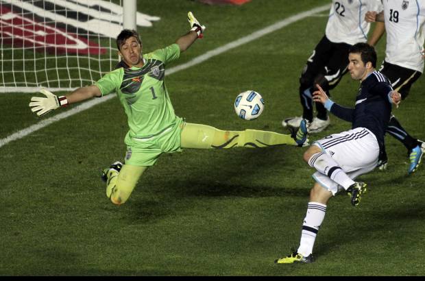 Reuters - Muslera hab&#237;a sido la figura del partido y le dio la victoria a su equipo.