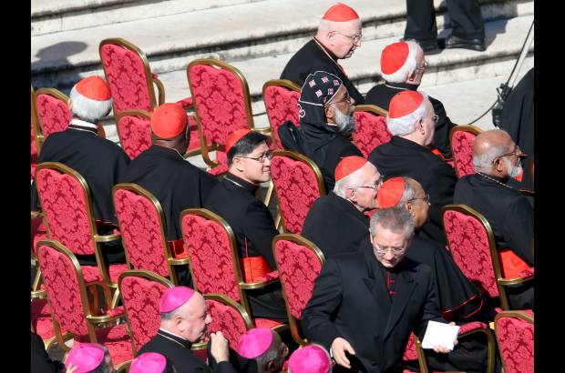 AP - Ante el pórtico de la imponente Basílica de San Pedro, los purpurados, sentados en sillas y de cara a la plaza, aguardaban la llegada del pontífice, de 86 años,...