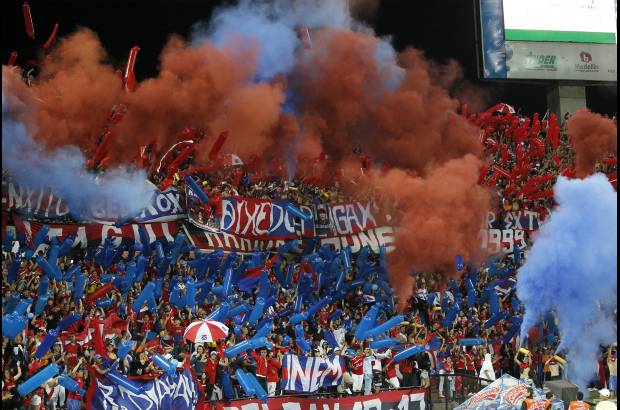 El Colombiano - La fiesta roja para recibir al equipo.