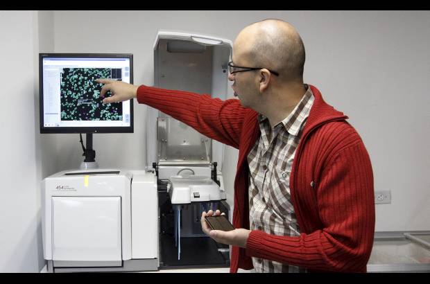 Donaldo Zuluaga - Juan F. Alzate, director del CNSG, muestra c&#243;mo con esta tecnolog&#237;a se hacen visibles los microorganismos.