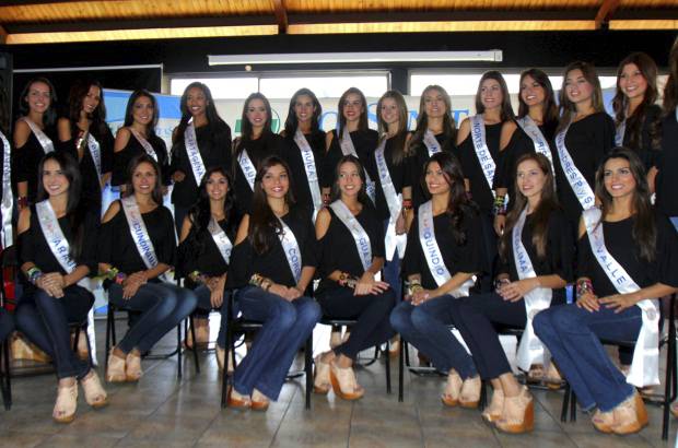 Colprensa - Las candidatas al Concurso Nacional de Belleza 2012 fueron vacunadas contra la influenza en la cl&#237;nica Reina Sof&#237;a en Bogot&#225;.