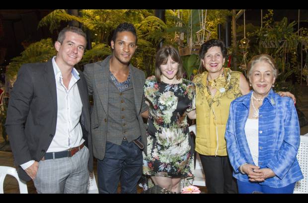 Edwin Bustamante - M&#250;ltiples especies de plantas fueron el deleite de los asistentes al coctel de apertura de Orqu&#237;deas, p&#225;jaros y flores el pasado martes en el Jard&#237;n Bot&#225;nico. En la imagen Juan Carlos Lora, Fernando Monta&#241;o, Johana Zuleta, Rosie Greidinger y Astrid V&#225;squez.