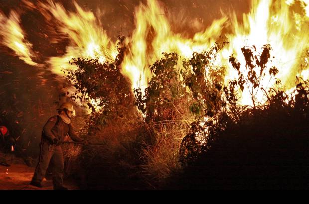 David S&#225;nchez - Dos tripulaciones de bomberos de Medell&#237;n conformadas por diez hombres, y seis residentes de la vereda El Jard&#237;n de Bel&#233;n Rinc&#243;n, controlaron el incendio que afect&#243; el cerro Las Tres Cruces, ubicado en ese sector.
