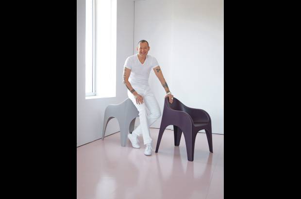 Juga, la nueva silla de Karim Rashid y Muma - Un trabajo colaborativo entre la marca y el reconocido diseñador dio como resultado esta divertida silla para exteriores e interiores, fabricada en polipropileno y ciento por ciento reciclable. Apilable y cómoda, su diseño es orgánico y fluido, muy sensual.
