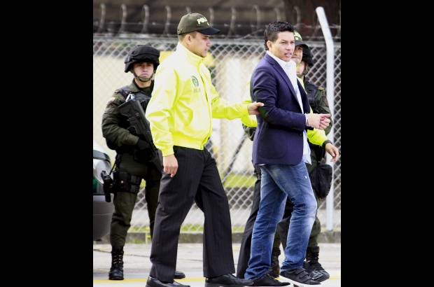 Colprensa - En un avión de la DEA fue traslado a Estados Unidos, este jueves por la mañana, Camilo Torres Martínez, alias "Fritanga", junto a otras seis personas para que respondan ante una Corte Federal de La Florida por el delito de narcotráfico.