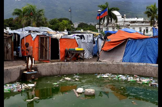 Reuters - Una imagen y su t&#237;tulo (Squalid Conditions, Condiciones miserables) describieron a la perfecci&#243;n la angustia que vivieron los habitantes de Puerto Pr&#237;ncipe, Hait&#237;, despu&#233;s del terrible terremoto. Esta foto le vali&#243; a Ricky Carioti del Washington Post el premio Pulitzer a fotograf&#237;a.