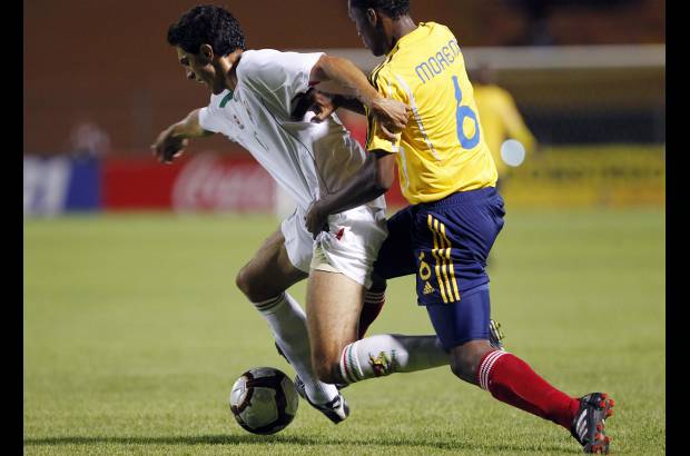 Reuters - Bolivia tuvo una pobre primera mitad y no fue ni la sombra del equipo que le empat&#243; 1-1 a Brasil en la fecha anterior. Los bolivianos entraron a aguantar el martes y acudieron al pelotazo en busca de su &#250;nico hombre en ataque, R&#237;os.