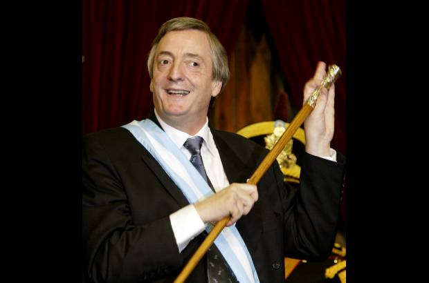 Reuters - N&#233;stor Kirchner asumi&#243; el poder en Argentina el 25 de mayo de 2003.