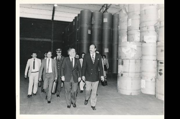 Archivo - Con Belisario Betancur en la sede del peri&#243;dico El Colombiano.