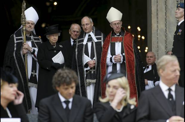 AP - La reina brit&#225;nica Isabel II acompa&#241;ada del Duque de Edimburgo en el funeral de Margaret Thatcher a la salida de la catedral con el Arzobispo de Canterbury y el Obispo de Londres.