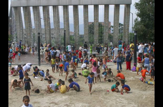 FOTO EL COLOMBIANO - El Parque de los Pies Descalzos es un lugar para el encuentro ciudadano, el sano esparcimiento y la comuni&#243;n con la naturaleza. Fue inaugurado el 7 de diciembre de 1998 y forma parte de los programas de recuperaci&#243;n arquitect&#243;nica y urban&#237;stica desarrollados por las Empresas P&#250;blicas de Medell&#237;n.