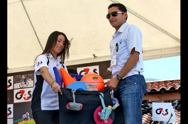 Juan Antonio S&#225;nchez - Por medio de su patrocinador G4S, regal&#243; al colegio implementos deportivos y rif&#243; tres bicicletas.