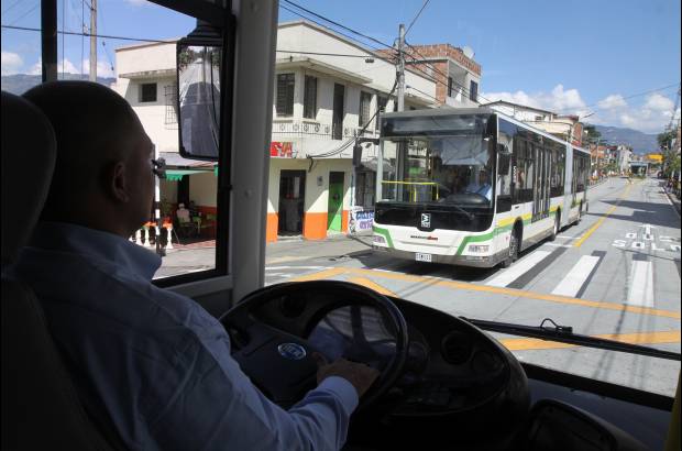 Julio C&#233;sar Herrera - Ante la mirada de algunos curiosos que no tuvieron inconveniente en madrugar, a las 4:20 de la ma&#241;ana de este jueves se dio inicio a una nueva fase de la movilidad en Medell&#237;n, con la entrada en operaci&#243;n del metropl&#250;s.