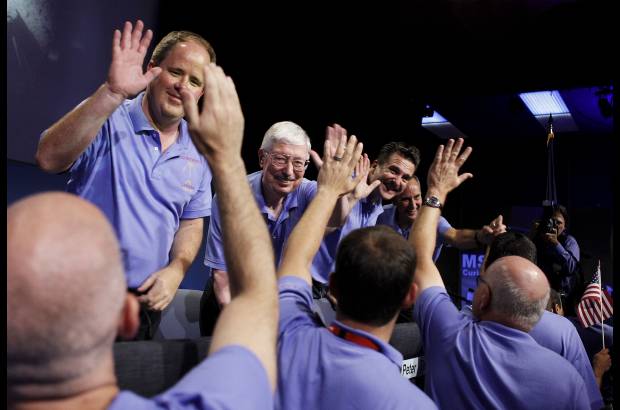 Foto Reuters - El enorme paracaídas le permitieron al vehículo bajar sobre la superficie de Marte sostenido por una soga.