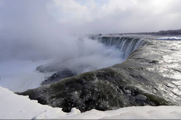 Reuters - Las cataratas del Ni&#225;gara, uno de los mayores atractivos tur&#237;sticos de Estados Unidos y Canad&#225;, tambi&#233;n sufri&#243; el impacto de los fuertes vientos, las nevadas y el v&#243;rtice polar que azota a estos pa&#237;ses y ha afectado a m&#225;s de 240 millones de personas.
