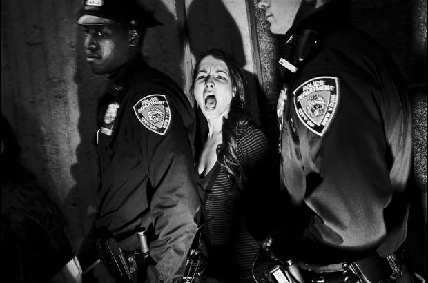 Reuters - El polaco Tomasz Lazar qued&#243; en segundo lugar en la categor&#237;a Personas en las noticias, con este arresto de una manifestante en Harlem, Nueva York.