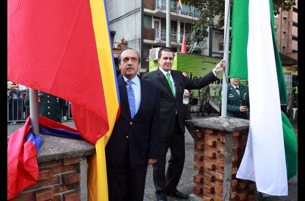 R&#243;bison S&#225;enz - Con la presencia del gobernador de Antioquia, Luis Alfredo Ramos, el secretario de Gobierno de Medell&#237;n, Juan Felipe Palau, autoridades eclesi&#225;sticas, mandos militares y poblaci&#243;n en general se conmemor&#243; el D&#237;a de la Independencia de Colombia. Con un sentido homenaje a los pr&#243;ceres de la patria y al libertador, Sim&#243;n Bol&#237;var se record&#243; aquella fecha memorable.