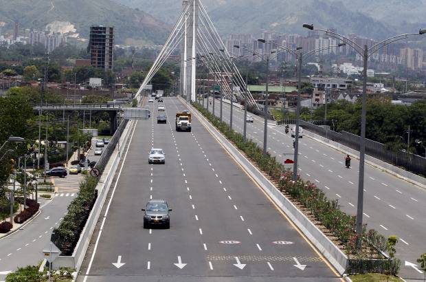 Jaime Pérez - Imponente, la mayor parte del día el puente luce descongestionado, con poco tráfico, dada su amplitud de carriles.