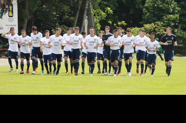 Róbinson Sáenz - Argentina hizo ejercicios de estiramiento y calentamiento y reconoció la cancha.