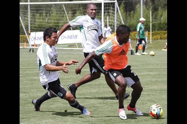 Foto R&#243;binson S&#225;enz - El cocodrilo F&#233;lix Micolta est&#225; al acecho para darle una mano al ataque verde.