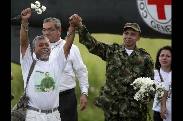 Reuters - El ex reh&#233;n, actualmente de 32 a&#241;os, se vio tranquilo durante su regreso a la libertad.