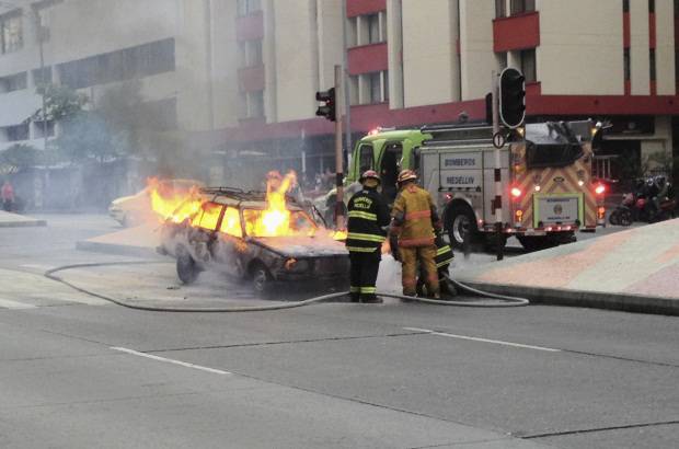 Rubén Tangarife - Un Renault 18 se incendió en el cruce de la Avenida Oriental con la calle Maracaibo.