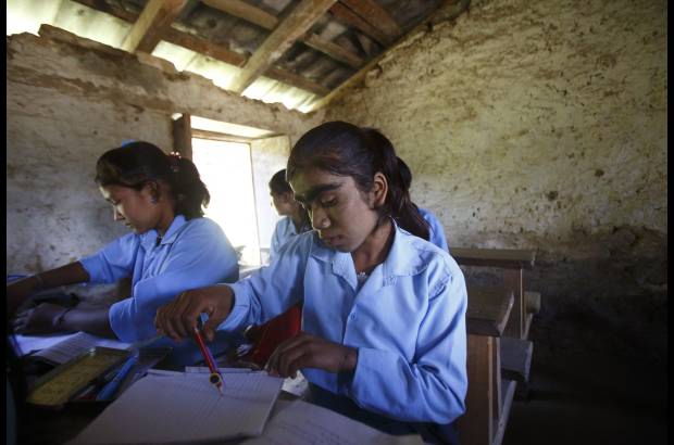 Reuters - Manjura intenta llevar una vida normal en el colegio.