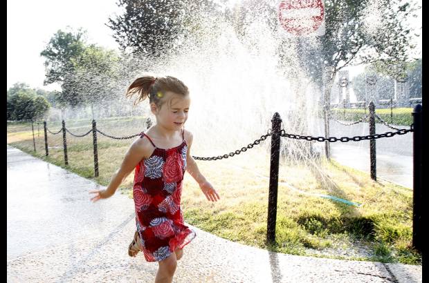 AP - Varias personas se han acercado a los parques p&#250;blicos para calmar el calor.