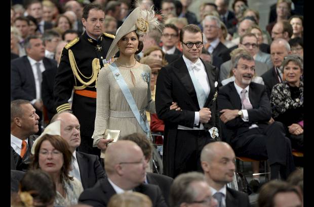 Reuters - La princesa Victoria de Suecia y su esposo, el príncipe Daniel llegan a la Iglesia.