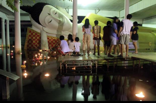 AP - Esta fiesta comenzó a celebrarse en el siglo XII en lo que hoy es Tailandia durante el reino de Sukothai, cuando la ceremonia se adaptó para honrar también a Buda, cuya religión ya era mayoritaria en la región.
