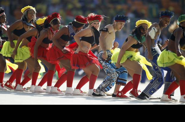 Reuters - Mucho colorido durante la ceremonia de inauguraci&#243;n de la Copa del Mundo.