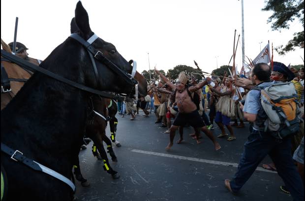 AP - Los manifestantes indígenas se enfrentaron con la policía montada brasileña en la capital del país, afuera de un nuevo estadio de fútbol que será sede de la Copa del Mundo.
