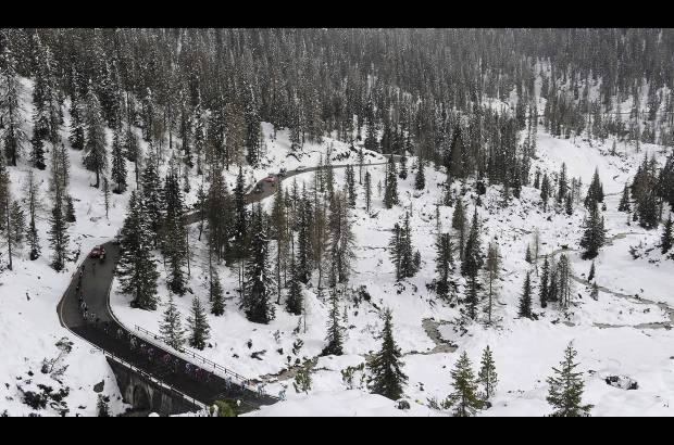 AP - La carretera estaba rodeada por grandes mont&#237;culos de nieve en los &#250;ltimos tramos del ascenso.