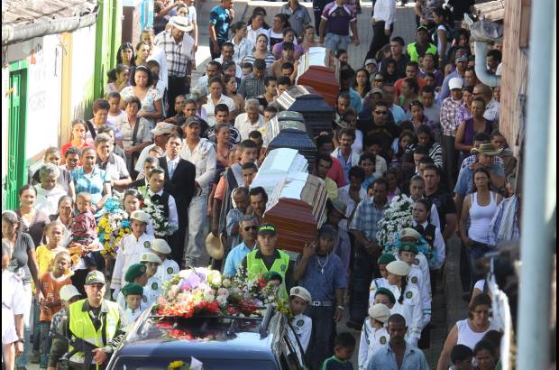 Hern&#225;n Vanegas - Al sepelio de las v&#237;ctimas asistieron los habitantes del municipio, que se solidarizaron con el dolor de los familiares. Una ni&#241;a sobrevivi&#243; a la tragedia.