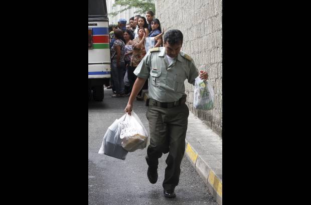 R&#243;binson S&#225;enz - La Polic&#237;a cumple una labor c&#237;vica al estar entrando y saliendo para llevarles la comida a los reclusos api&#241;ados en el s&#243;tano.