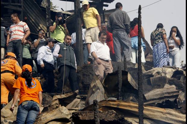 Jaime P&#233;rez - El alcalde de Medell&#237;n, Alonso Salazar Jaramillo, acudi&#243; al lugar de la tragedia para escuchar las peticiones de la comunidad.