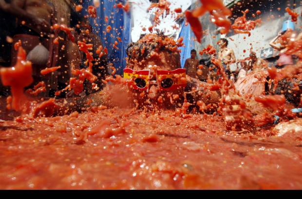 AP - Despu&#233;s, un breve reposo en autos, parques y sacos de dormir en plena calle, lo m&#225;s cercano posible al recorrido de los camiones cargados de tomate que marcan el devenir del gran d&#237;a de Bu&#241;ol, que ha convertido una gamberrada callejera ocurrida hace 66 a&#241;os en un acontecimiento internacional.