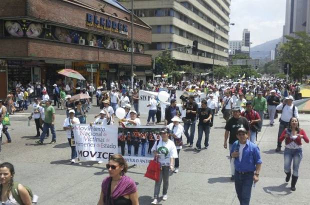 Cortes&#237;a - Por lo menos 1.000 personas hacen parte de la marcha por la paz en Medell&#237;n, la cual llegar&#225; al mediod&#237;a a La Alpujarra.