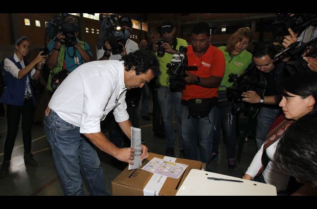 Agencias - El Gobernador de Antioquia, Sergio Fajardo, vot&#243; en Medell&#237;n en las instalaciones de la Instituci&#243;n Educativa Inem.