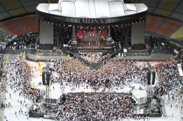 Robinson S&#225;enz - Sobrevuele junto con EL COLOMBIANO el concierto de Madonna. Las grader&#237;as se comienzan a llenar cada vez m&#225;s y a nadie le importa la lluvia, ni la espera, todos quieren ver a su artista.