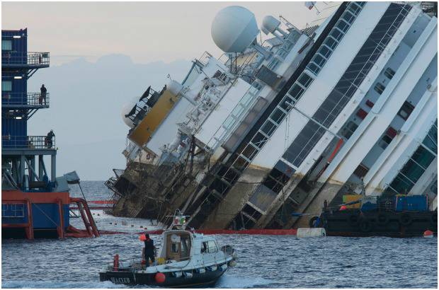 FOTOS AP - La operaci&#243;n que comenz&#243; este lunes, conocida en t&#233;rminos t&#233;cnicos como &quot;parbuckling&quot;, pretend&#237;a rotar el &quot;Costa Concordia&quot; 65 grados hasta enderezarlo del todo para proceder en la primavera pr&#243;xima a su traslado hasta un puerto en la pen&#237;nsula It&#225;lica y posteriormente desguazarlo.