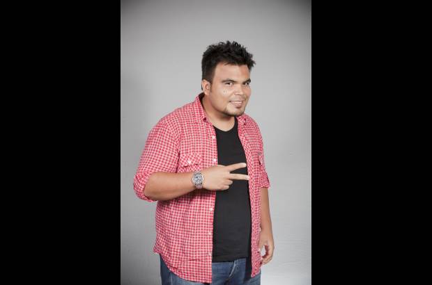 Cortes&#237;a - Sebasti&#225;n Trujillo es un cale&#241;o de 29 a&#241;os que lleva m&#225;s de la mitad de su vida interpretando el tromb&#243;n y actualmente es el vocalista de una conocida agrupaci&#243;n de salsa. Sue&#241;a con cantar en Nueva York.