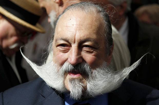 Reuters - Muchos de los concursantes complementan el bigote dej&#225;ndose crecer parte de la barba.