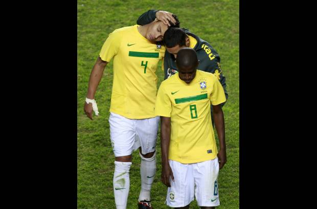 Paulo Whitaker, Reuters - Los brasile&#241;os Thiago Silva y Ramires son consolados por uno de sus compa&#241;eros. Brasil se nubl&#243; en los lanzamientos desde el punto penalti.