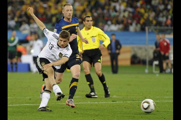 AP - Alemania derrot&#243; a Australia 4-0 en un encuentro por el Grupo D, en la primera goleada que se registr&#243; hasta el momento en los partidos disputados en el Mundial de Sud&#225;frica.