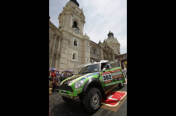 AP - Stéphane Peterhansel ganó su décimo rally con tres triunfos de etapa y demostró ser el piloto más fiable de la competición. Aguantó estoicamente mientras el resto perdían minutos en el desierto chileno y peruano.