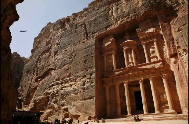 Reuters - Un helic&#243;ptero del servicio secreto de Estados Unidos vuela sobre Petra.