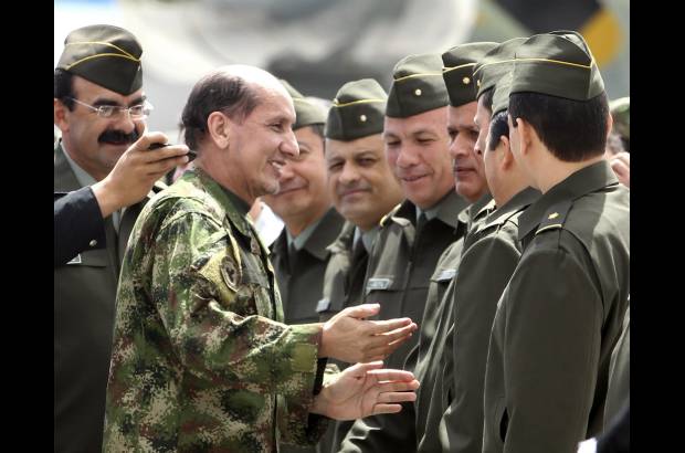 Reuters - El general Mendieta fue recibido como un h&#233;roe por sus compa&#241;eros de la Polic&#237;a.